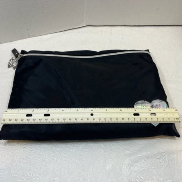 Victoria’s Secret Fashion Show London 2014 Lg Duffel bag W/Pouch  21x6x14.5" - Picture 9 of 10